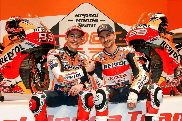 Jorge Lorenzo dan Marc Marquez saat sesi peluncuran tim