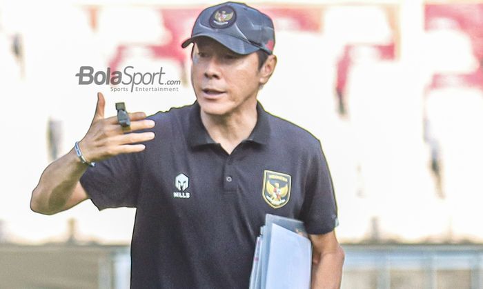 Pelatih timnas Indonesia, Shin Tae-yong, tampak sedang memberikan intruksi kepada para pemainnya saat berlatih di Stadion Gelora Bung Karno, Senayan, Jakarta, 20 Desember 2022.