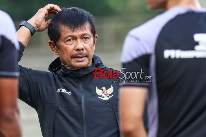 Pelatih timnas U-20 Indonesia, Indra Sjafri, sedang memberikan intruksi kepada para pemainnya saat berlatih  di Stadion Madya, Senayan, Jakarta, Rabu (5/2/2025).