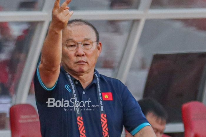 Pelatih timnas Vietnam, Park Hang-seo, sedang memberikan intruksi kepada para pemainnya dalam laga leg pertama semifinal Piala AFF 2022 di Stadion Gelora Bung Karno, Senayan, Jakarta, 6 Januari 2023.