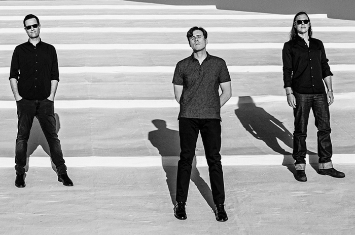 Jimmy Eat World merilis single dan video klip terbaru, 'Place Your Debts'