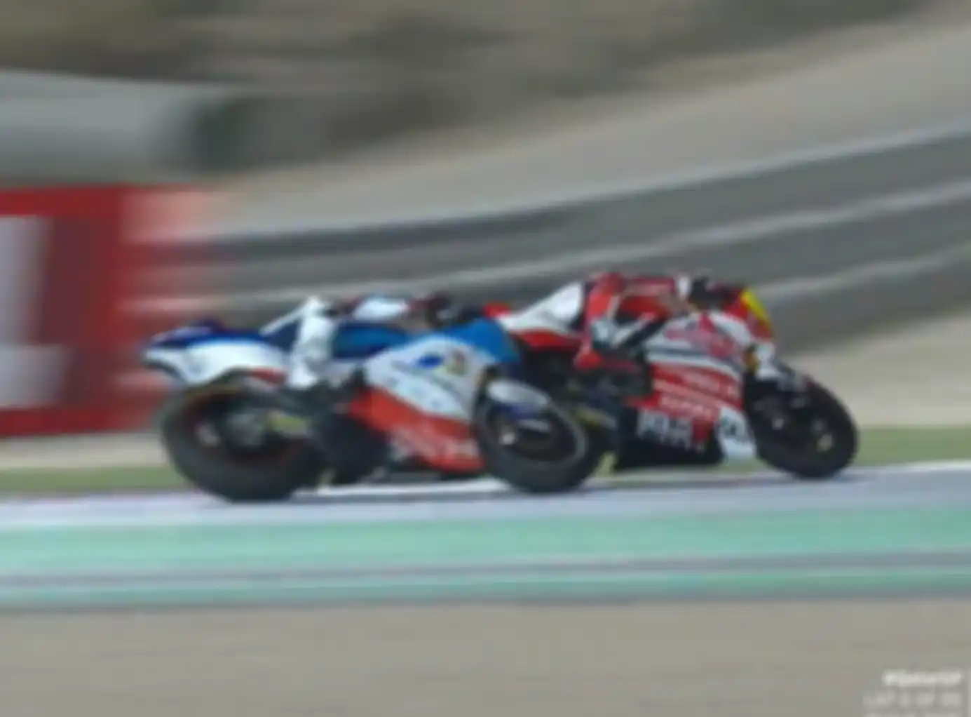 Dua pembalap 'Tim Indonesia' Bo Bendsneyder dan Fabio Di Giannantonio (Federal Oil Gresini Moto2) berasing untuk memperebutkan posisi ke-7