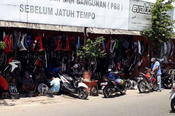 Ilustrasi bursa spare part dan bodi motor bekas
