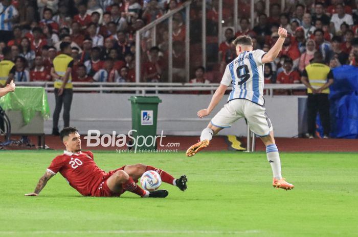 Striker timnas Argentina, Julian Alvarez (9), menghadapi tekel Shayne Pattynama. Saat Lionel Messi absen, timnas Indonesia sukses mencegah penyerang Tim Tango cetak gol dalam laga FIFA Matchday di Jakarta (19/6/2023).