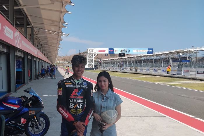 Aldi Satya Mahendra dan kekasihnya saat ditemui media usai race 2 kelas R25 Pro Yamaha Sunday Race 2024 di Sirkuit Mandalika, Minggu (27/10/2024)