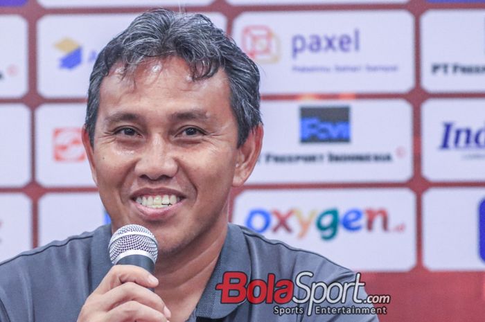Pelatih timnas U-17 Indonesia, Bima Sakti, sempat tersenyum saat memberikan keterangan kepada awak media di Hotel Sultan, Senayan, Jakarta, Selasa (29/8/2023).