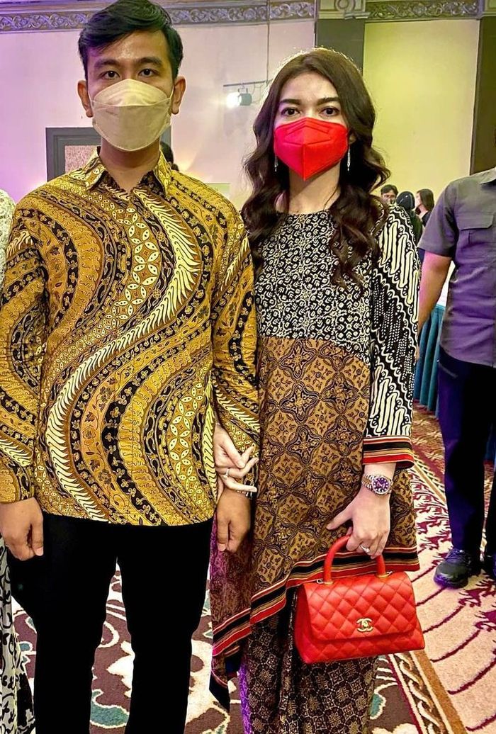 Foto Nempel Bareng Cewek Cantik, Selvi Ananda Gandeng Gibran saat Kompak Pakai Batik