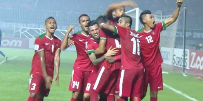 Para pemain timnas merayakan gol Hansamu Yama ke gawang Thailand pada final pertama Piala AFF 2016.