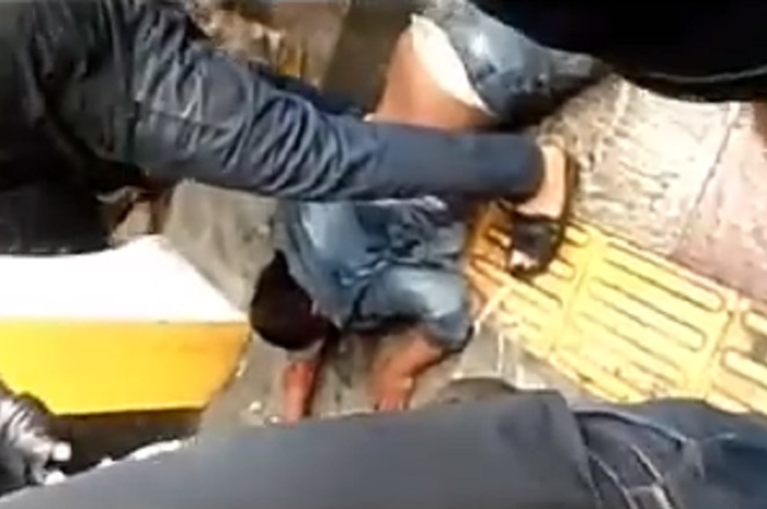 Korban bentrok ormas dengan gerombolan pemotor bersenjata tajam di Bandung, tergeletak.