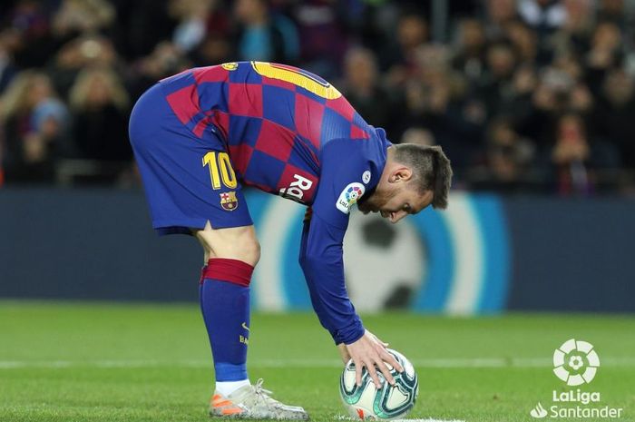 Lionel Messi saat akan mengambil tendangan penalti pada laga melawan Celta Vigo, di Camp Nou, pada laga pekan ke-13 Liga Spanyol, Sabtu (9/11/2019).