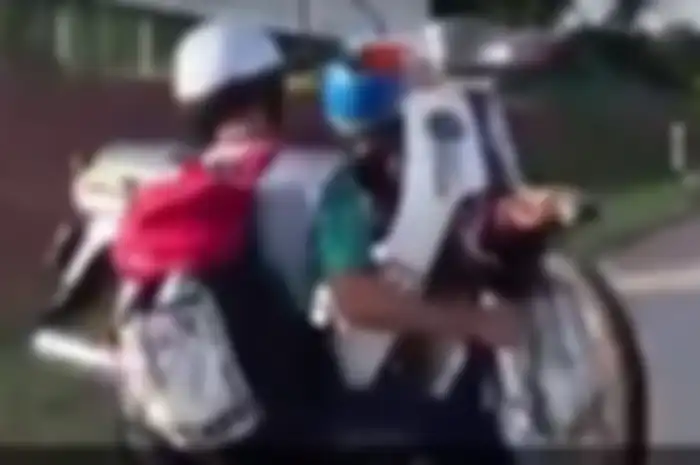 Seorang pria bawa motor di atas motor viral beberapa waktu lalu.