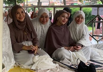 Ayu Ting Ting dan Keluarga Kompak Salat Idulfitri di Masjid Al Huda Depok