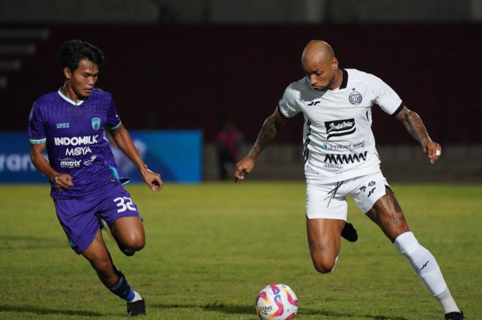 Suasana pertandingan antara Persita Tangerang Vs Persija Jakarta dalam laga pekan kedua Liga 1 2024/2025 yang berlangsung di Stadion Sultan Agung, Bantul, Minggu (18/8/2024).