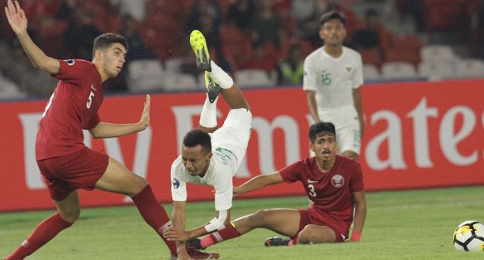 Pemain timnas U-19 Indonesia, Todd Rivaldo Ferre, terbang setelah terkena tekel lawan pada laga fase grup Piala Asia u-19 2018 melawan timnas U-19 Qatar.