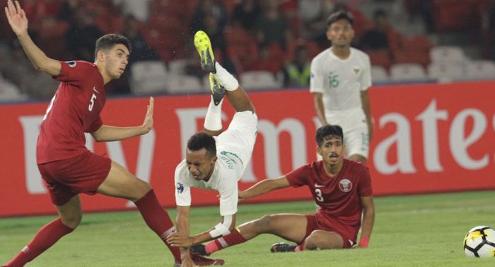 Pemain timnas U-19 Indonesia, Todd Rivaldo Ferre, terbang setelah terkena tekel lawan pada laga fase grup Piala Asia u-19 2018 melawan timnas U-19 Qatar.