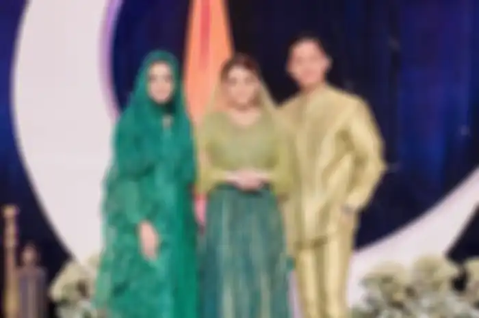 Tampilan Krisdayanti foto bareng Aurel dan Azriel