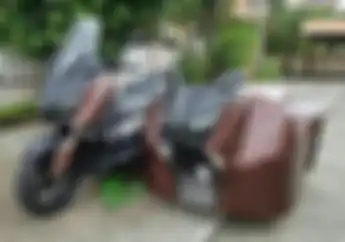 Istimewa.. Punya Suami Kurang Sempurna, Sang Istri Bikin Sespan Keren di Sebelah Yamaha XMAX