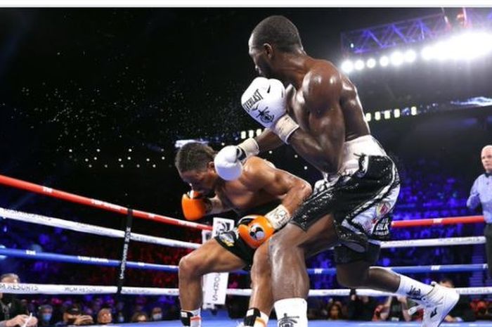 Aksi Terence Crawford saat melawan Shawn Porter, Minggu (21/11/2021)