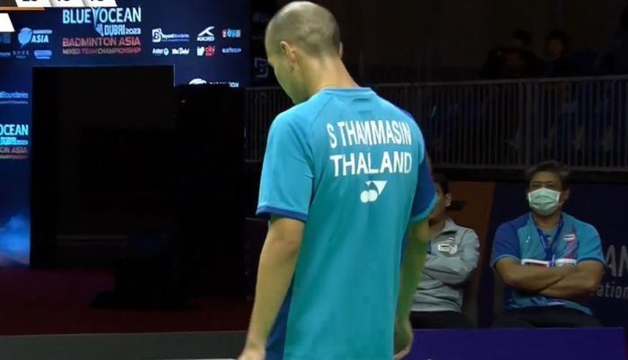 Pebulu tangkis tunggal putra Thailand, Sitthikom Thammasin, didampingi Agus Dwi Santoso (paling kanan) di babak semifinal Kejuaraan Beregu Campuran Asia 2023, di Dubai Exhibition Centre, Dubai, Uni Emirat Arab, Sabtu (18/2/2023).