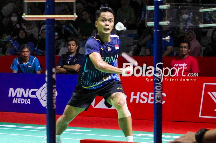 Aksi tunggal putra Indonesia, Anthony Sinisuka Ginting saat berhadapan dengan Leong Jun Hao (Malaysia) pada babak kedua Indonesia Masters 2024 di Istora Senayan, Jakarta, Indonesia, Kamis (25/1/2024).