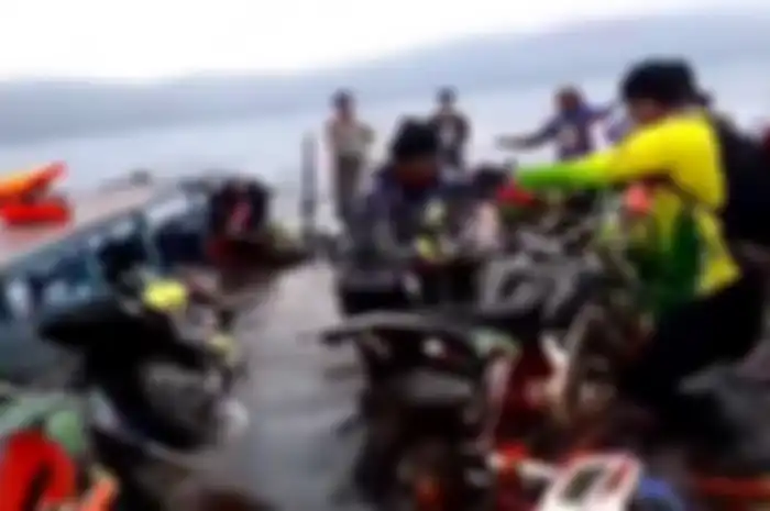 Air sudah hampir menenggelamkan motor 