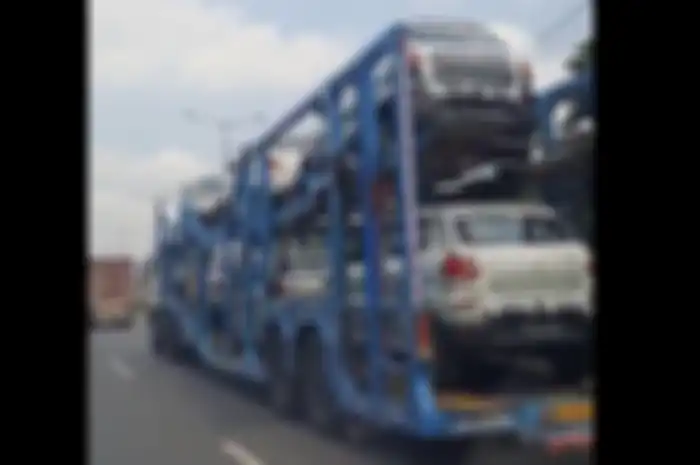 Mobil baru Suzuki S-Presso terciduk diangkut kontainer di jalan tol dalam kota Selasa (28/6/2022), siap-siap launching sebentar lagi.