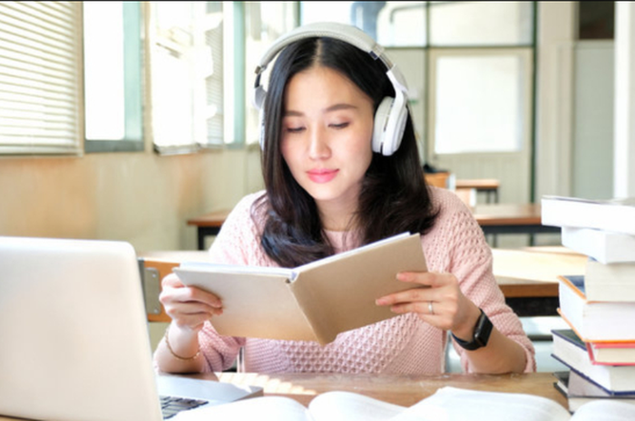 Ilustrasi belajar sambil mendengarkan musik