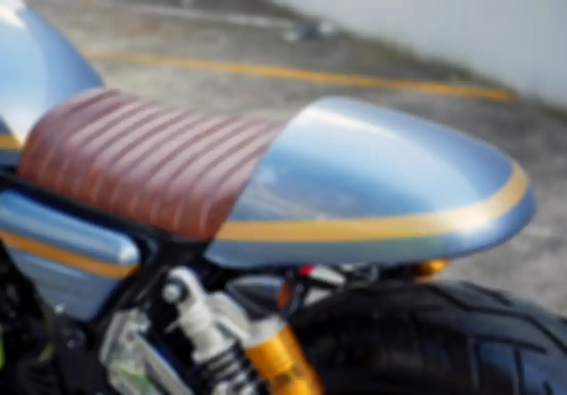 Jok Kawasaki Ninja 250R custom ini dipasangkan dengan cover buntut tawon sebagai identitas café racer