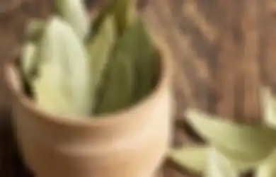 Tak Hanya Bumbu Penyedap dan Obat Herbal, Air Rebusan Daun Salam Sulap Wajah Jadi Konclong