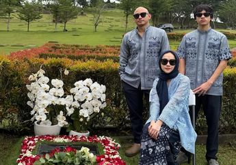 Tiko Aryawardhana Setia Dampingi BCL Ziarah ke Makam Ashraf Sinclair di Hari Lebaran Pertama