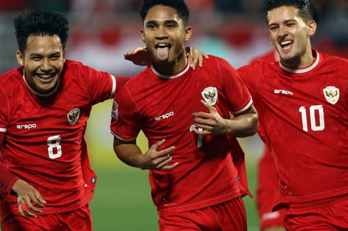 Marselino Ferdinan (tengah) merayakan golnya, bersama Witan Sulaeman (Nomor 8) dan Justin Hubner (Nomor 10), untuk timnas U-23 Indonesia ke gawang Yordania pada fase grup Piala Asia U-23 2024 di Doha (21/4/2024).