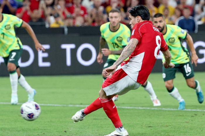 Pemain Timnas Indonesia, Kevin Diks, gagal mengeksekusi penalti ke gawang Australia, pada matchday ke-7 Kualifikasi Piala Dunia 2026 zona Asia.