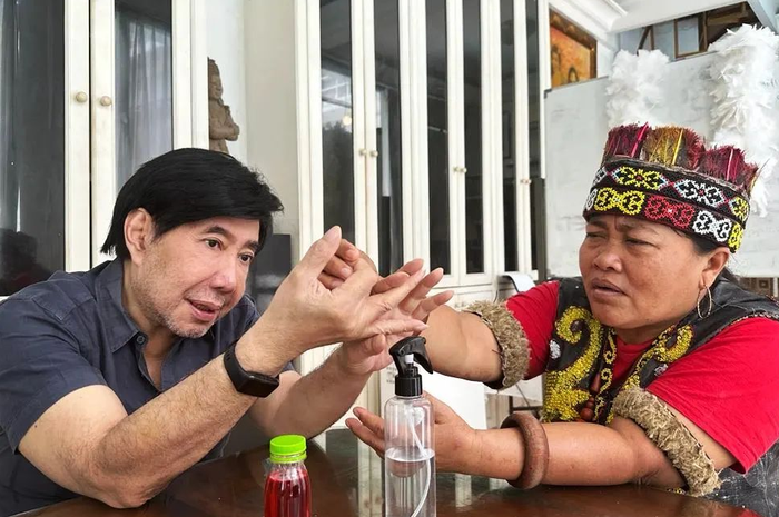 Bukan hanya masyarakat biasa saja, putra mantan Presiden Soekarno Guruh Soekarnoputra juga ikut diobati oleh Ida Dayak.