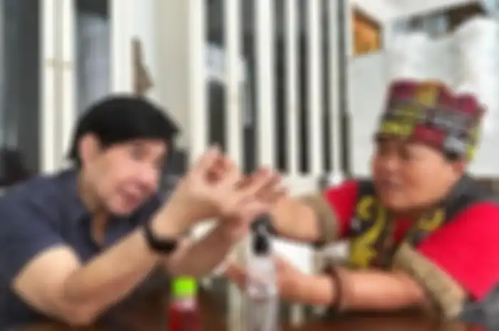 Bukan hanya masyarakat biasa saja, putra mantan Presiden Soekarno Guruh Soekarnoputra juga ikut diobati oleh Ida Dayak.