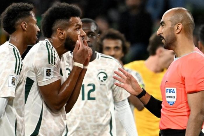 Bek timnas Arab Saudi, Ali Al Bulaihi, dalam pertandingan Kualifikasi Piala Dunia 2026.