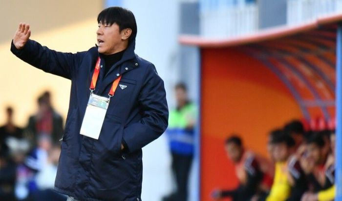 Pelatih timnas U-20 Indonesia Shin Tae-yong memberi arahan ke pemainnya saat menghadapi Irak pada ajang Piala Asia U-20 2023 di Stadion Lokomotiv, Tashkent, Uzbekistan, Rabu (1/3/2023). 