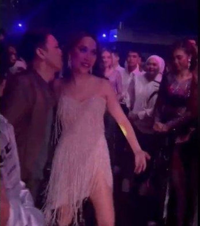 Ariel NOAH saat kepergok seperti ingin mencium BCL