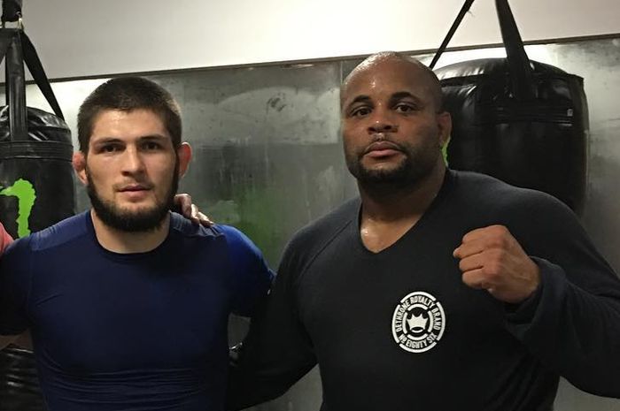 Dua eks jagoan UFC, Khabib Nurmagomedov (kiri), dan Daniel Cormier (kanan).