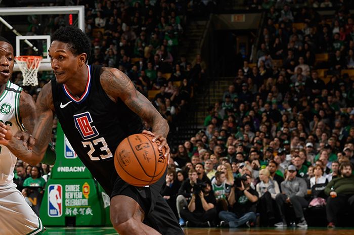 Pebasket Los Angeles Clippers, Lou Williams, mendribel bola seraya dijaga pemain Boston Celtics, Terry Rozier.