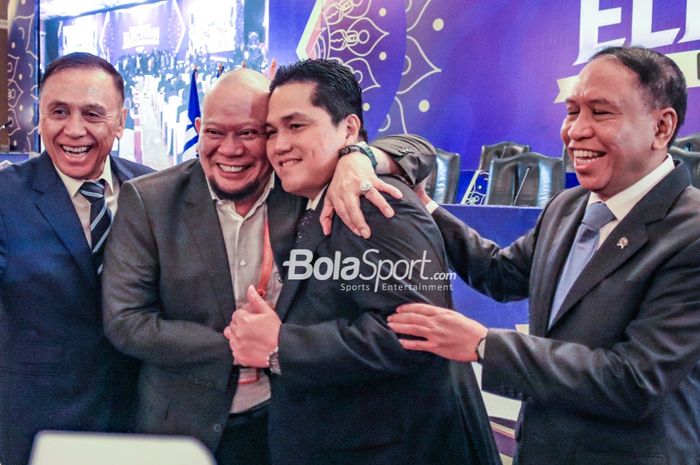 Dua Calon Ketua Umum PSSI, La Nyalla Mattalitti dan Erick Thohir,  sedanf berpelukan serta ditemani Mochamad Iriawan dan Zainudin Amali  di Hotel Sangri-La, Jakara, 16 Februari 2023.