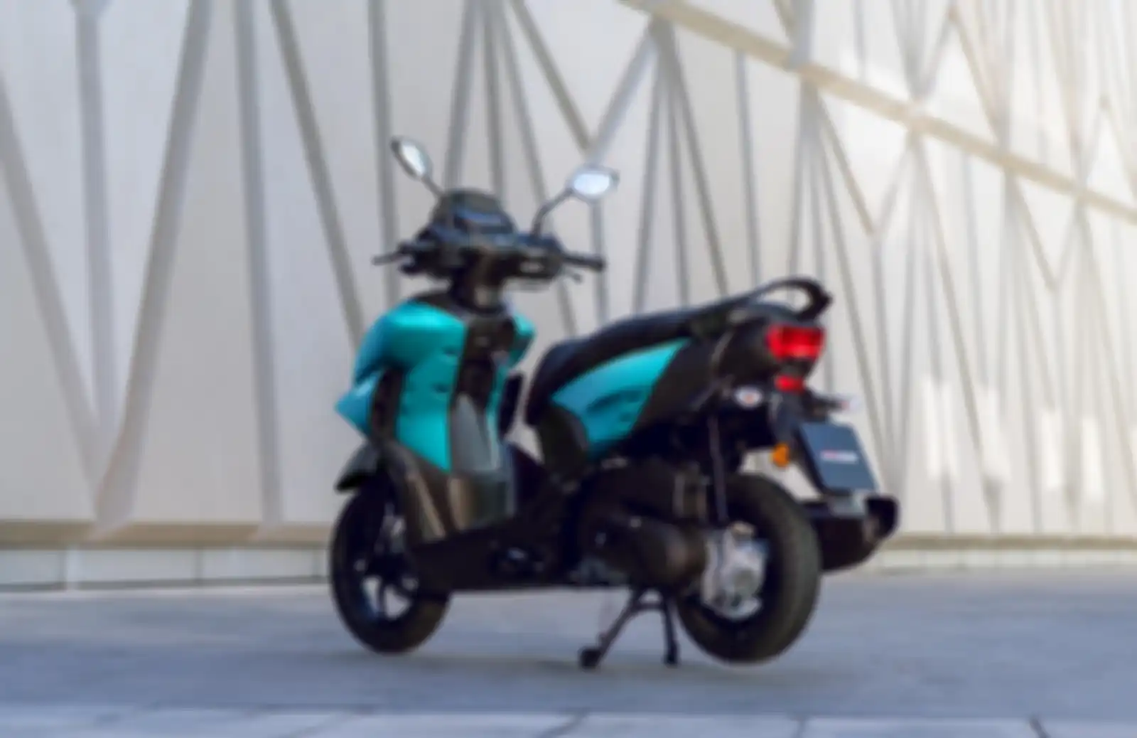 Tampilan belakang motor matic baru Yamaha RayZR 2025.
