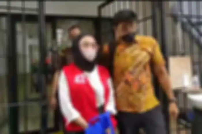 Lukman Azhari saat mendampingi Medina Zein usai ditemu di Pengadilan Negeri Jakarta Selatan, Senin (29/8/2022).