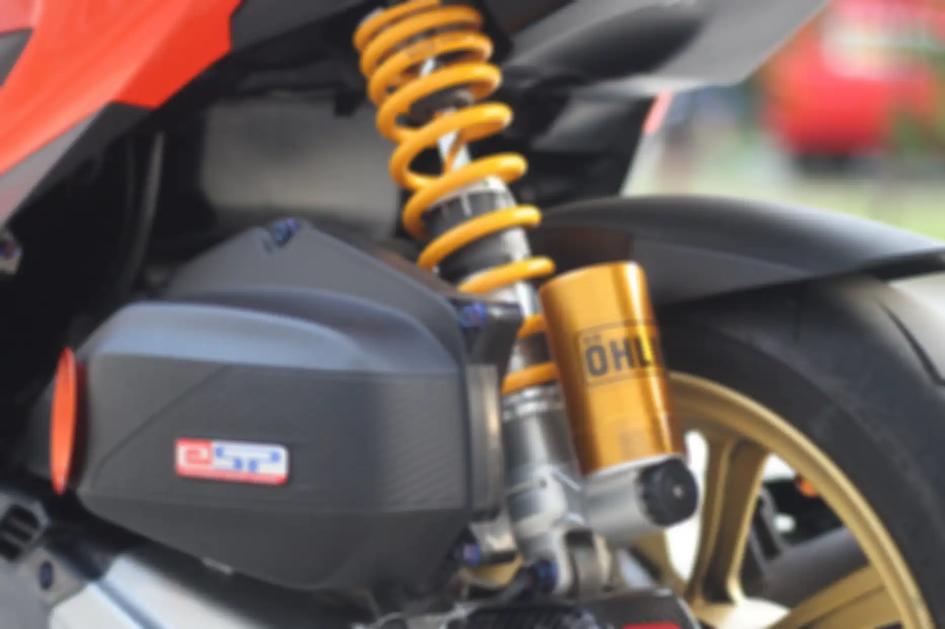 Sokbreker belakang pakai Ohlins berukuran 330 mm