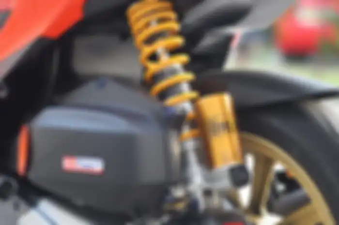 Sokbreker belakang pakai Ohlins berukuran 330 mm