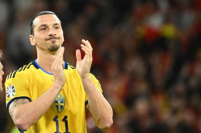 Zlatan Ibrahimovic saat tampil membela timnas Swedia di Kualifikasi Euro 2024 (24/3/2023). Ia mengalami cedera dan membuat AC Milan deg-degan karena menambah daftar pasien.