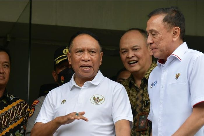 Menteri Pemuda dan Olahraga, Zainudin Amali, Ketua Umum PSSI, Mochamad Iriawan, dan beberapa jajaran terkait sedang meninjau Stadion Gelora Bandung Lautan Api (GBLA), Jumat (22/7/2022).