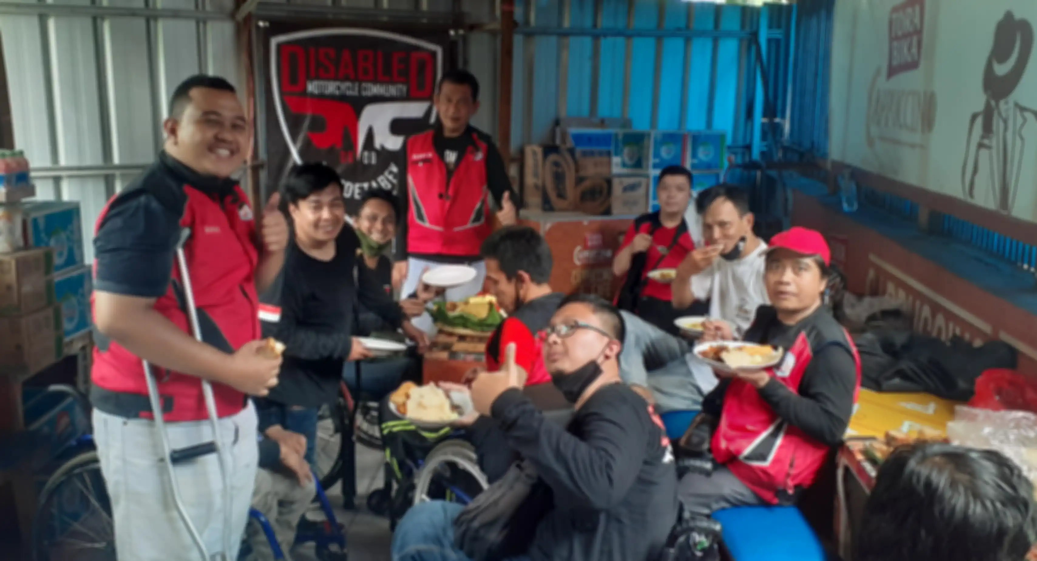 Anggota DMC makan tumpeng bareng syukuran anniversarry ke 11 di basecampnya