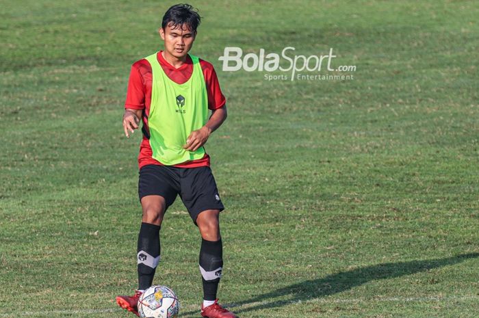 Bek timnas U-22 Indonesia, Komang Teguh Trisnanda, sedang menguasai bola dalam latihannya di Lapangan A, Senayan, Jakarta, 16 Maret 2023.