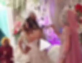 Pengantin pria dipepet biduan hingga tak ragu goyang panas di hadapannya, mempelai wanita semula diam hingga tak tahan bereaksi begini