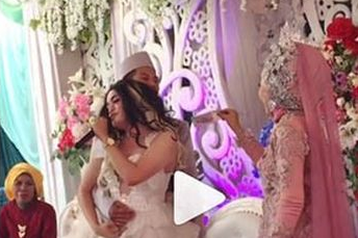 Pengantin pria dipepet biduan hingga tak ragu goyang panas di hadapannya, mempelai wanita semula diam hingga tak tahan bereaksi begini